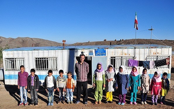 مدرسه ای در یکی از روستاهای استان آذربایجان شرقی که در کانکس بنا شده است.