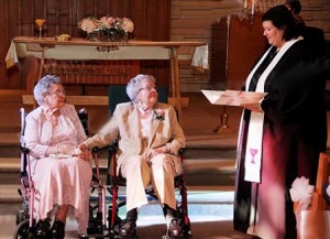 ازدواج یک زوج همجنسگرای 90 ساله بعد از 72 سال زندگی مشترک به طور رسمی با هم