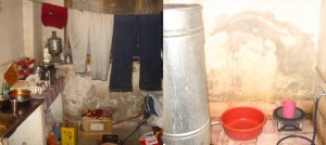 تصویری از آشپزخانه و حمام خانه‌ی یکی از پناهجویان در وان ترکیه در نیمه‌ی نخست دهه‌ی هشتاد شمسی/ عکس از خط صلح
